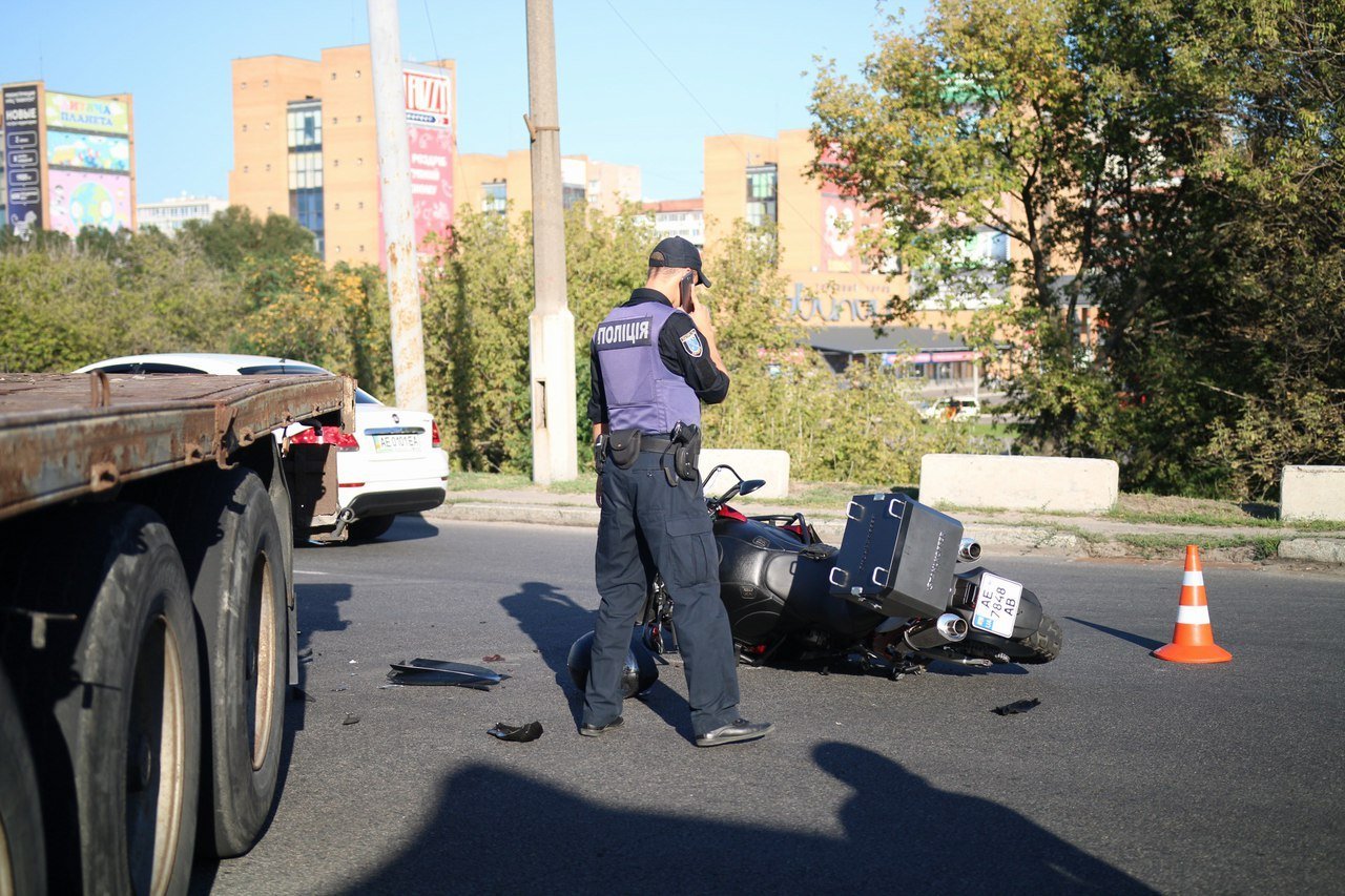 На съезде с Нового моста столкнулись грузовик и мотоцикл 3