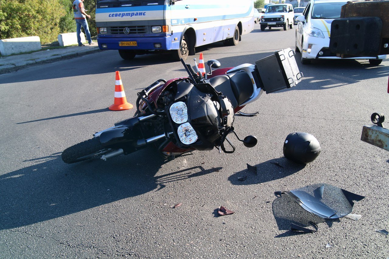 На съезде с Нового моста столкнулись грузовик и мотоцикл 4