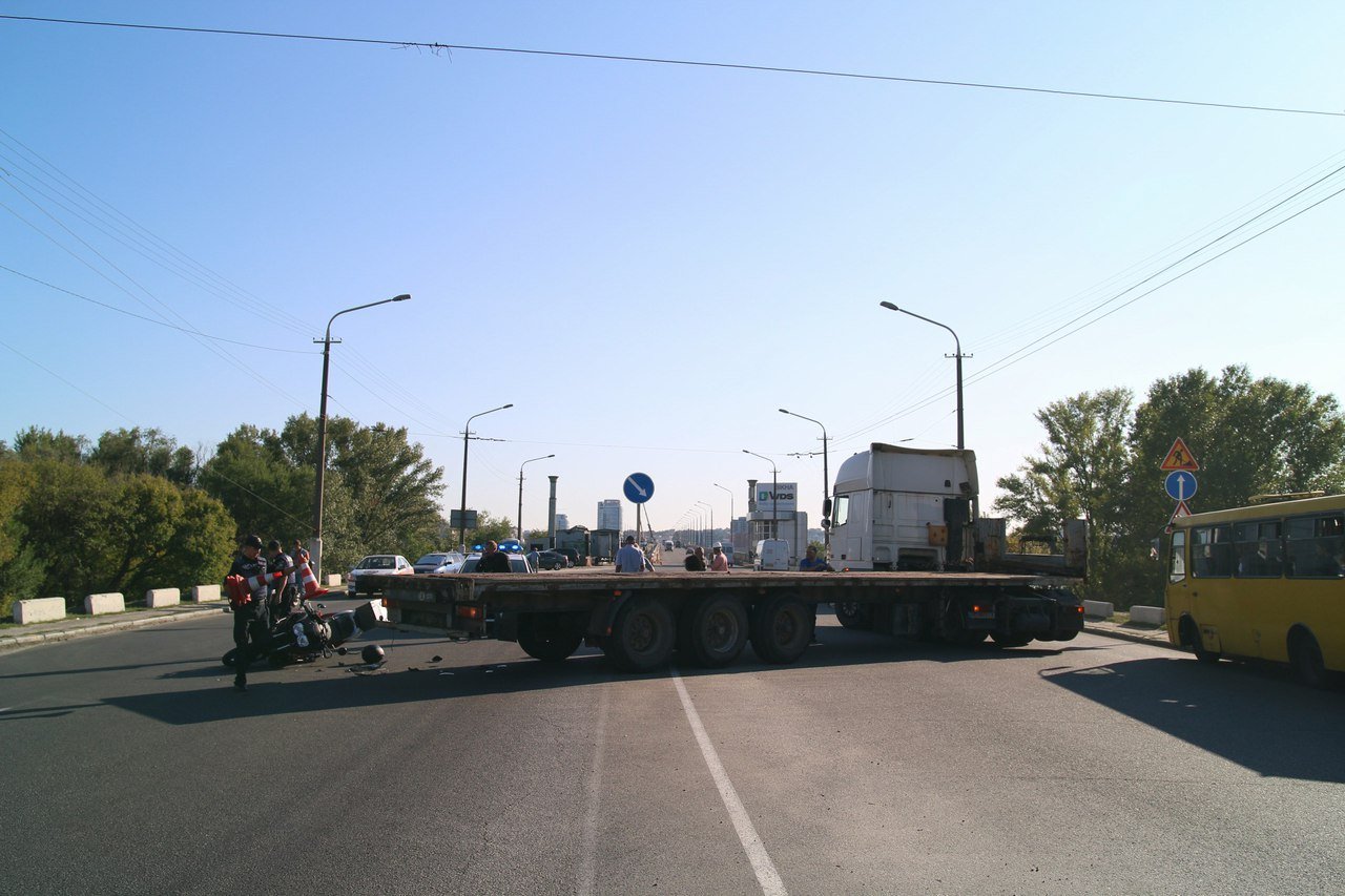 На съезде с Нового моста столкнулись грузовик и мотоцикл 5