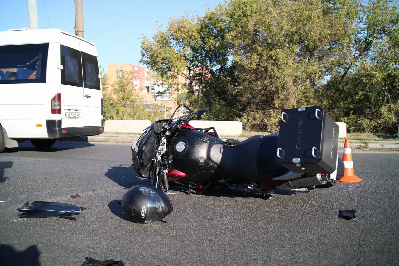 На съезде с Нового моста столкнулись грузовик и мотоцикл 6