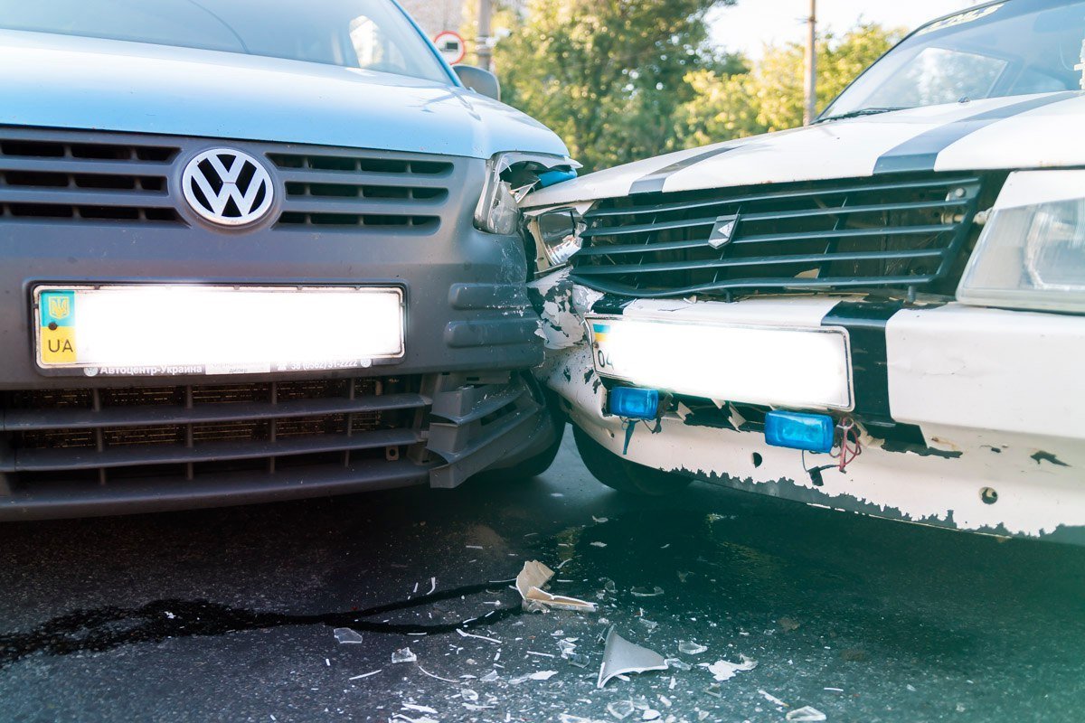 На перекрестке Богдана Хмельницкого и Осенней столкнулись Volkswagen и Таврия 2