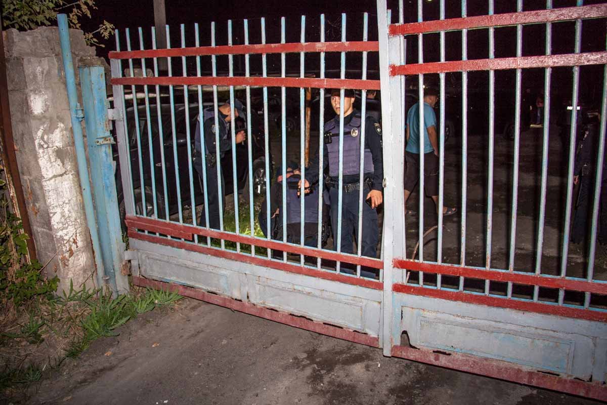 На Красном Камне неизвестные хотели захватить парковку 6