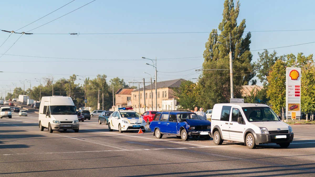 Возле ТЦ "Наша Правда" ВАЗ въехал в Ford Transit 1