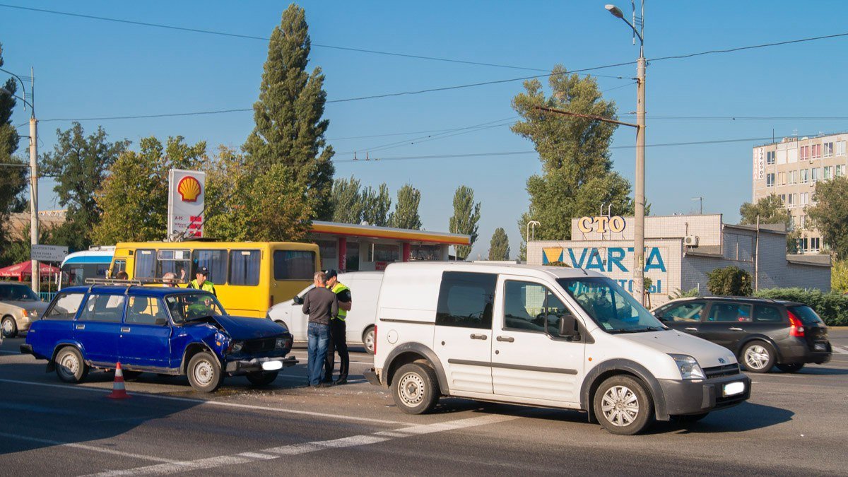 Возле ТЦ "Наша Правда" ВАЗ въехал в Ford Transit 2
