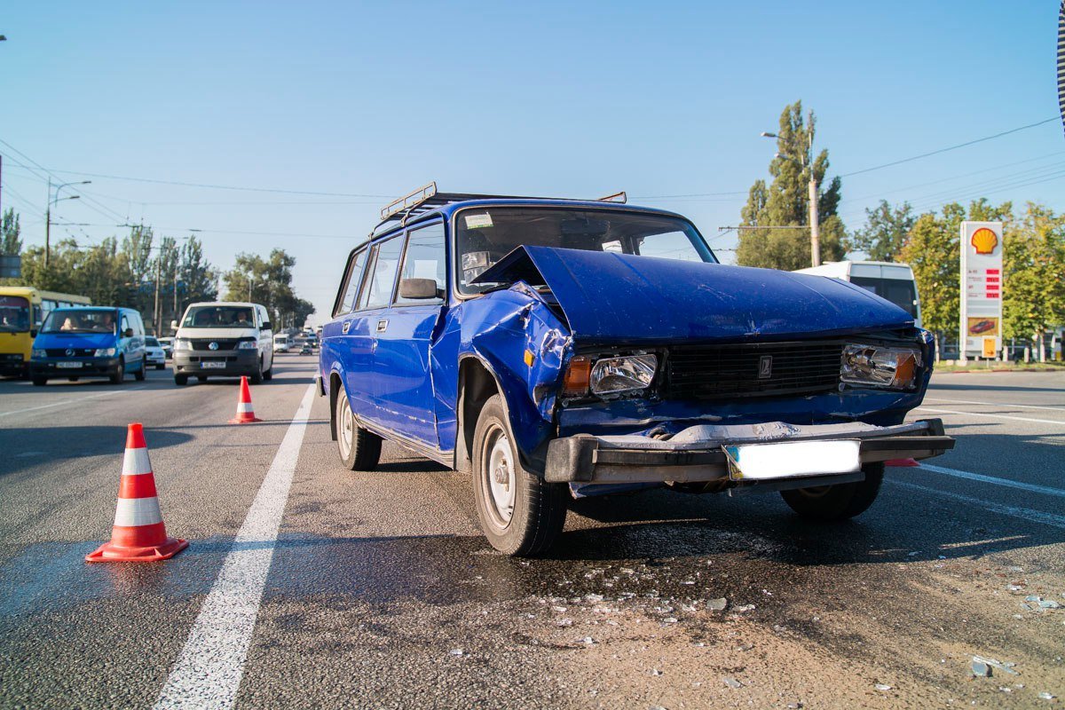 Возле ТЦ "Наша Правда" ВАЗ въехал в Ford Transit 3