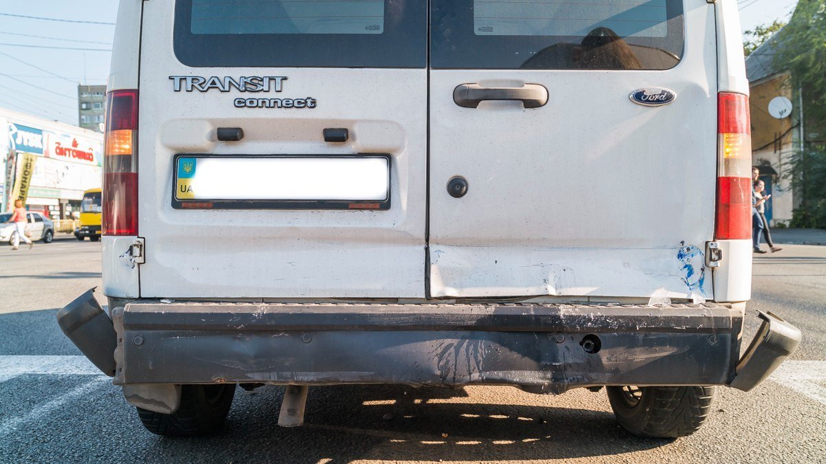 Возле ТЦ "Наша Правда" ВАЗ въехал в Ford Transit 4