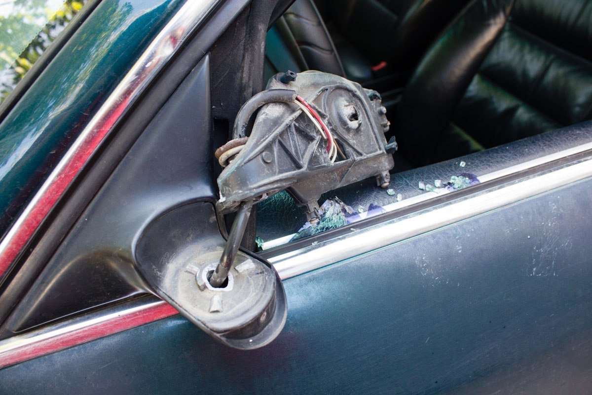 На Набережной Победы автомобиль Audi сбил мужчину и скрылся 3