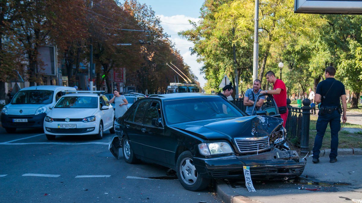 На Яворницкого столкнулись Mercedes, Toyota и Volkswagen: образовалась пробка 1