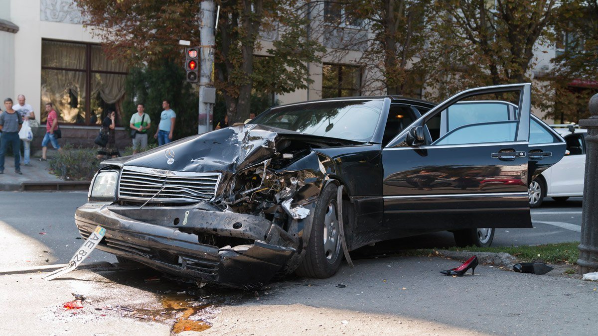 На Яворницкого столкнулись Mercedes, Toyota и Volkswagen: образовалась пробка 2