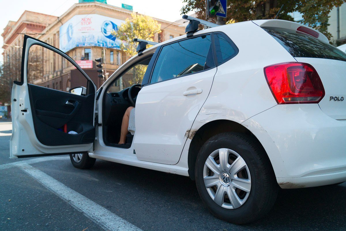 На Яворницкого столкнулись Mercedes, Toyota и Volkswagen: образовалась пробка 3