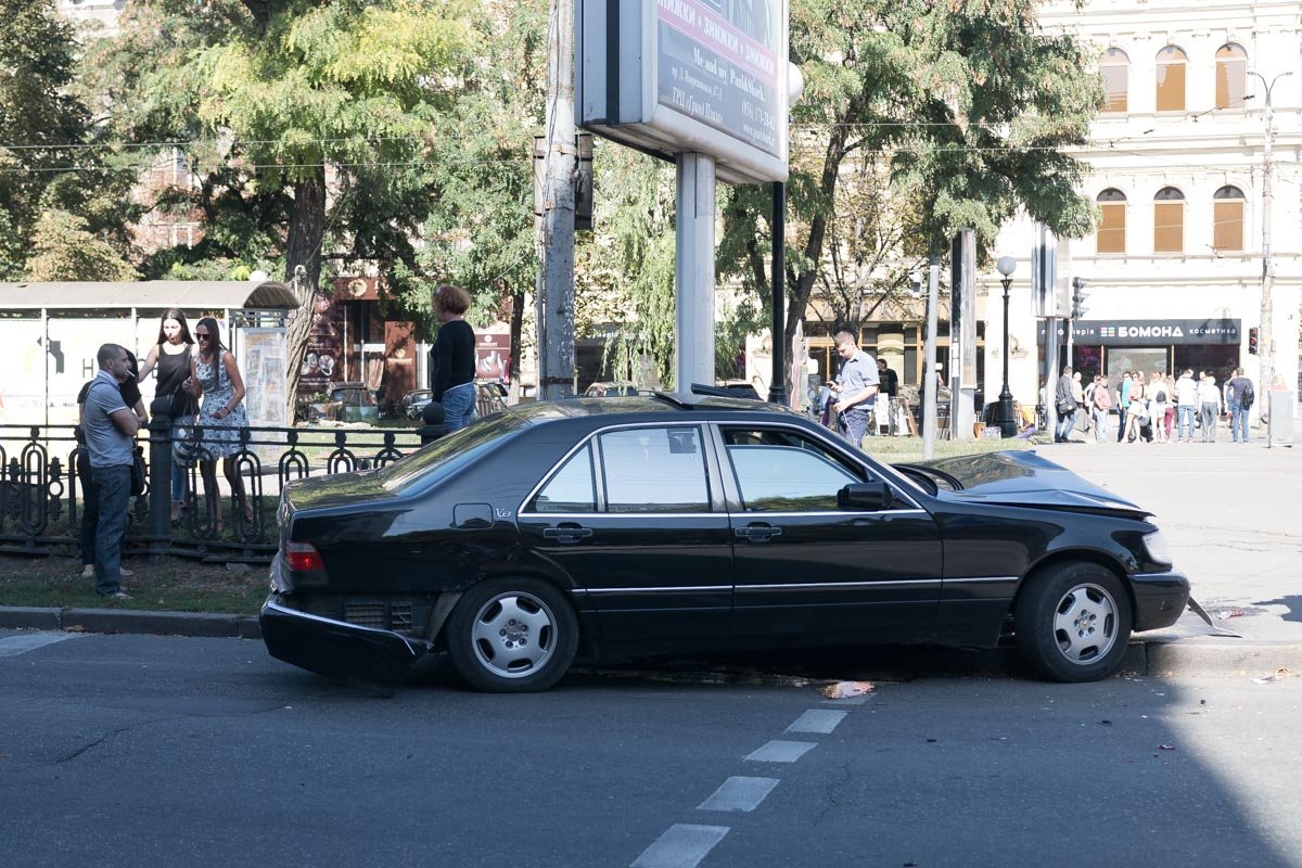 На Яворницкого столкнулись Mercedes, Toyota и Volkswagen: образовалась пробка 4