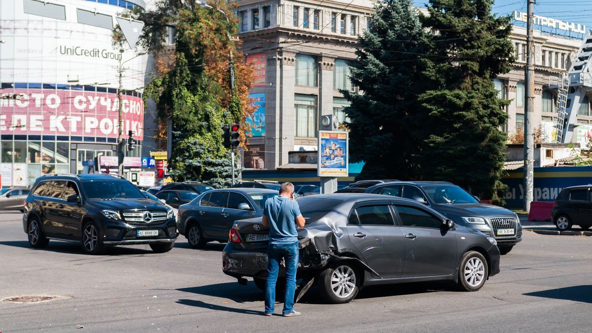 На Яворницкого столкнулись Mercedes, Toyota и Volkswagen: образовалась пробка 5
