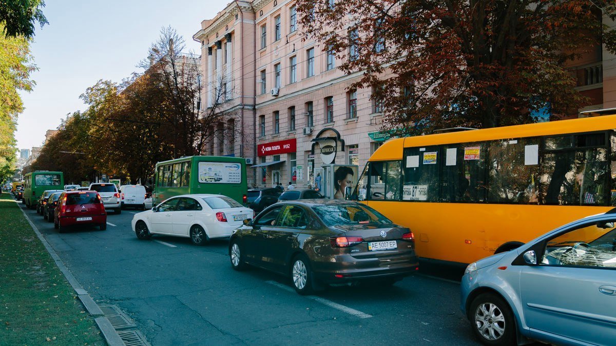 На Яворницкого столкнулись Mercedes, Toyota и Volkswagen: образовалась пробка 6