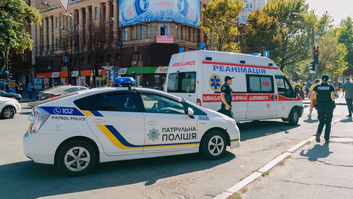 На Яворницкого столкнулись Mercedes, Toyota и Volkswagen: образовалась пробка 7