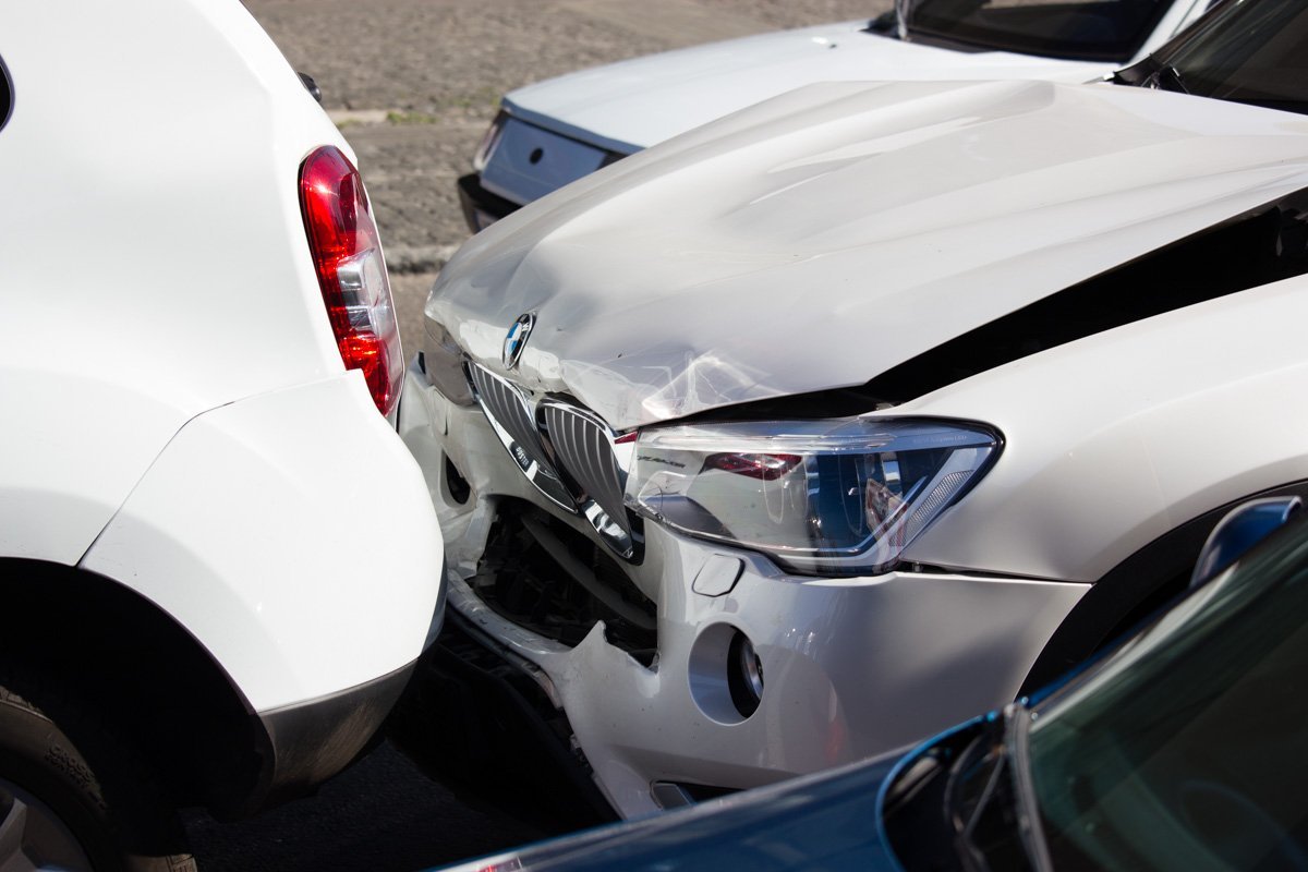 На проспекте Поля пробка: столкнулись Ford, Renault и BMW 1