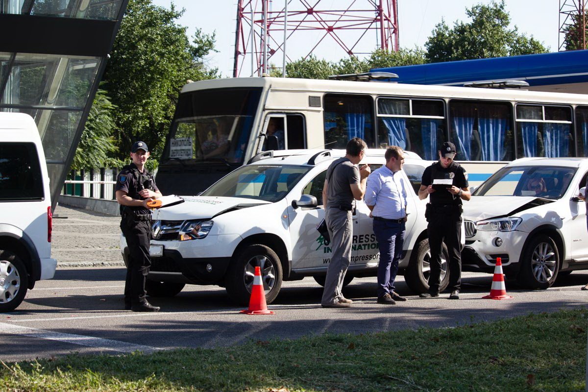 На проспекте Поля пробка: столкнулись Ford, Renault и BMW 2