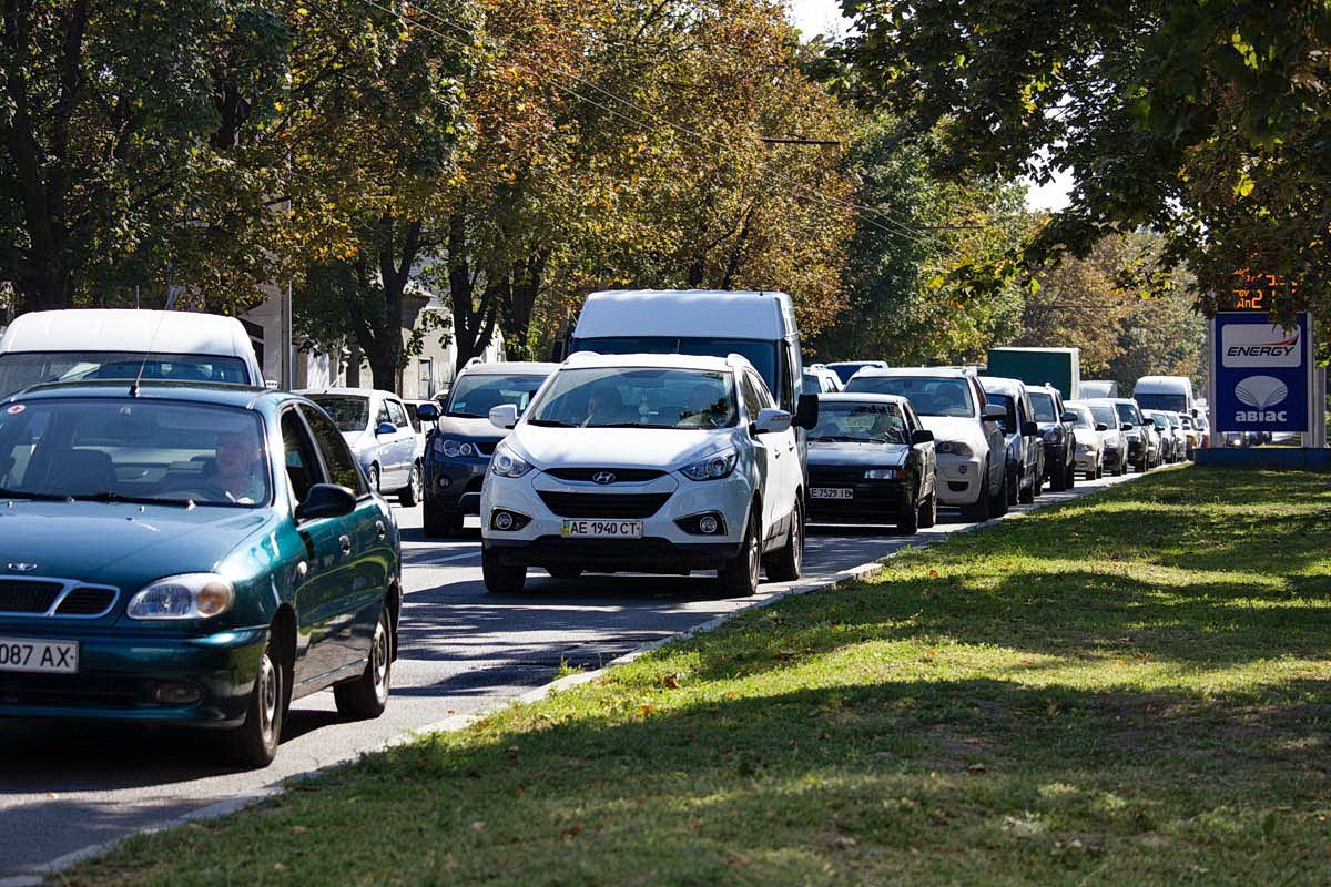 На проспекте Поля пробка: столкнулись Ford, Renault и BMW 4