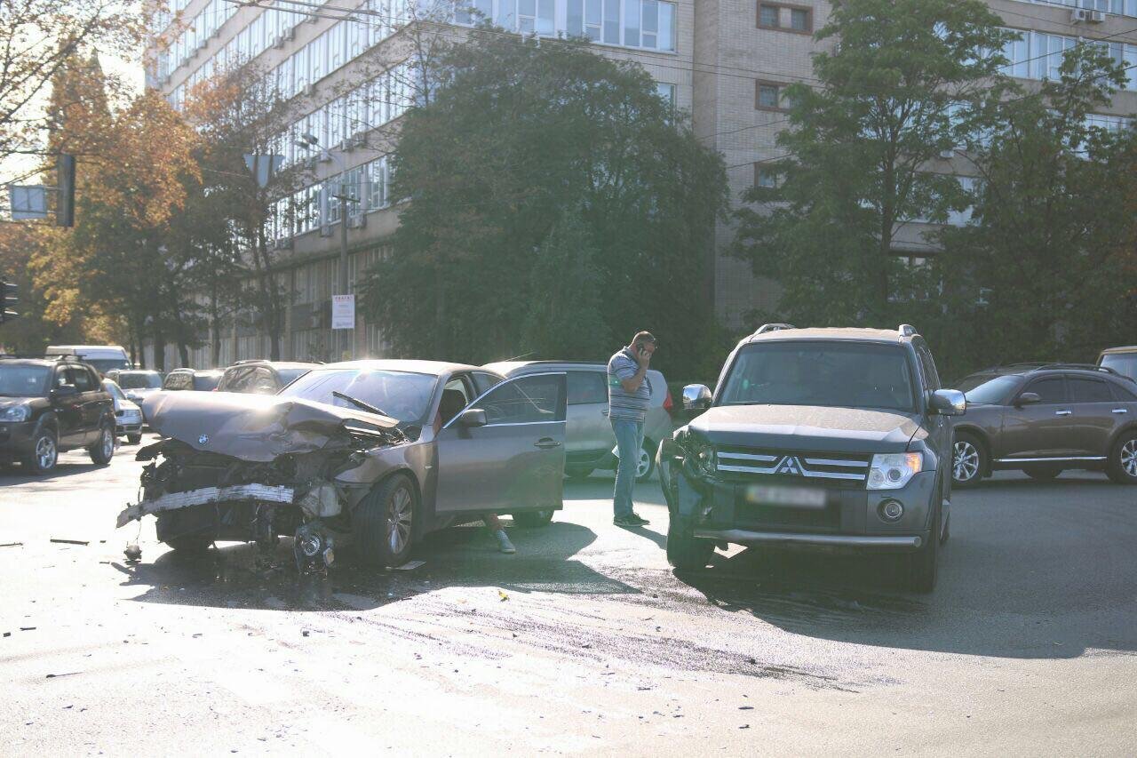 На Набережной столкнулись BMW и Mitsubishi 1