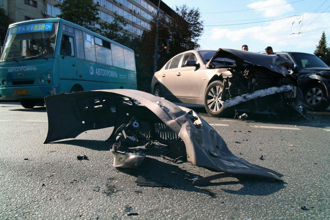 На Набережной столкнулись BMW и Mitsubishi 2