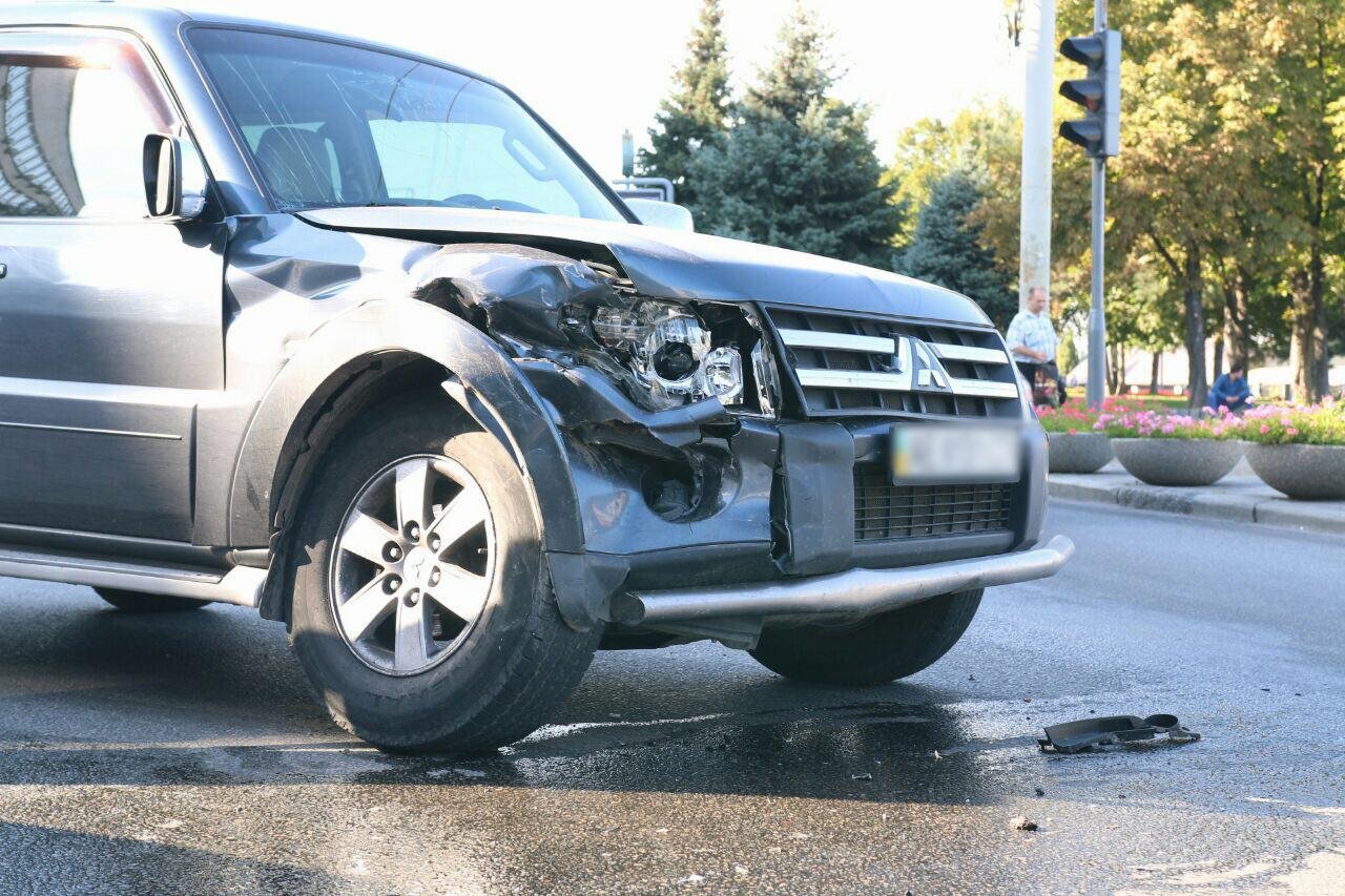 На Набережной столкнулись BMW и Mitsubishi 4