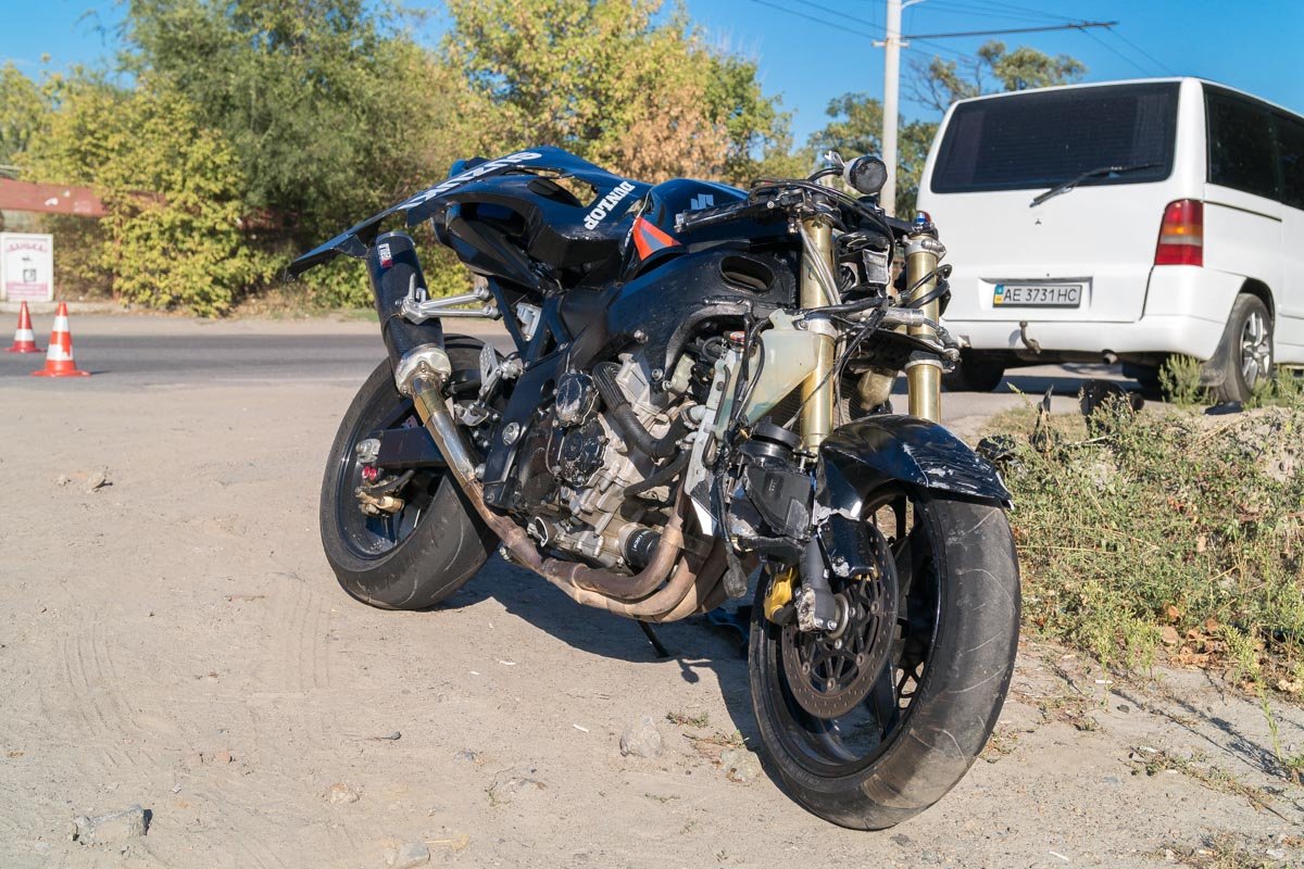 На Каштановой КамАЗ сбил мотоциклиста 2