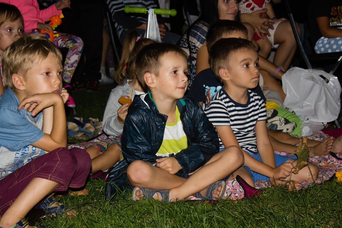 В сквере Героев под открытым небом показали мультфильм 1