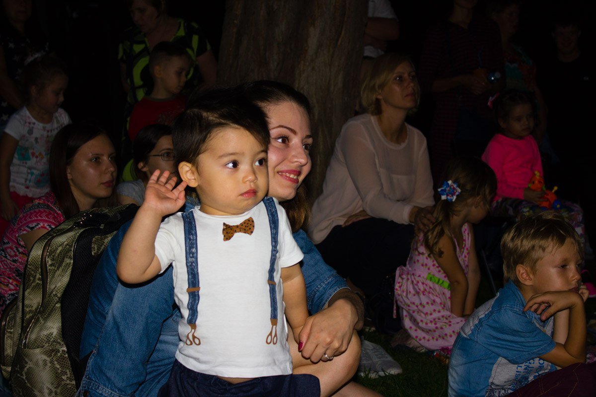 В сквере Героев под открытым небом показали мультфильм 8