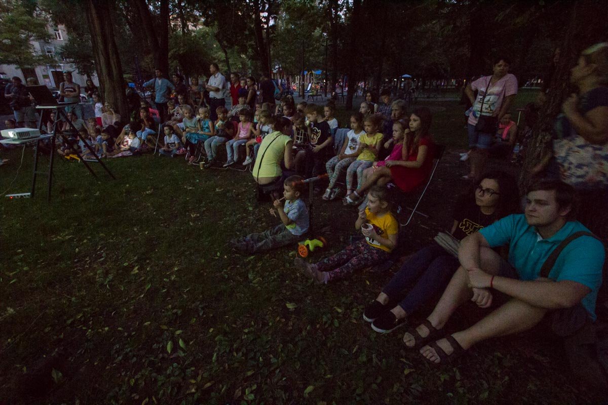 В сквере Героев под открытым небом показали мультфильм 9