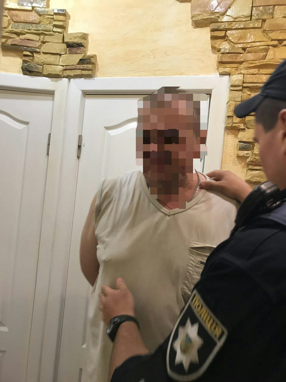 В Днепре мужчина держал под прицелом ружья невидимых людей и угрожал окружающим 3