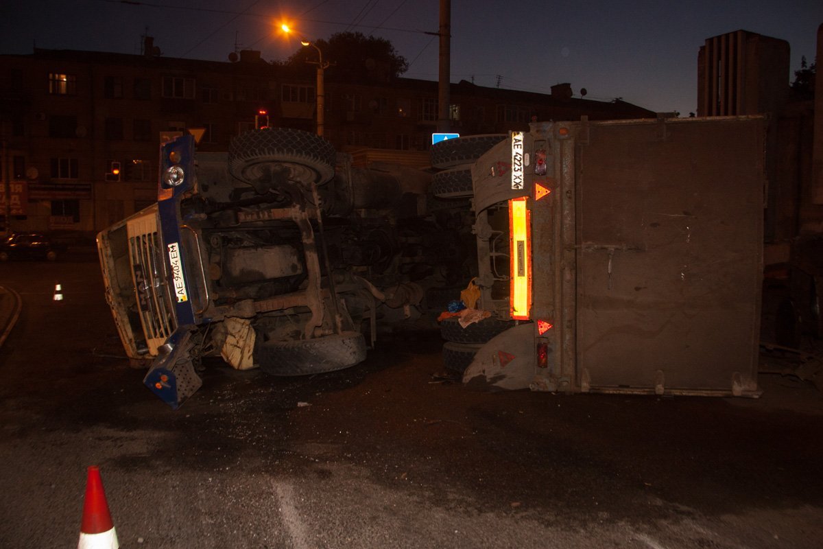 На проспекте Ивана Мазепы перевернулась фура с металлоломом 1