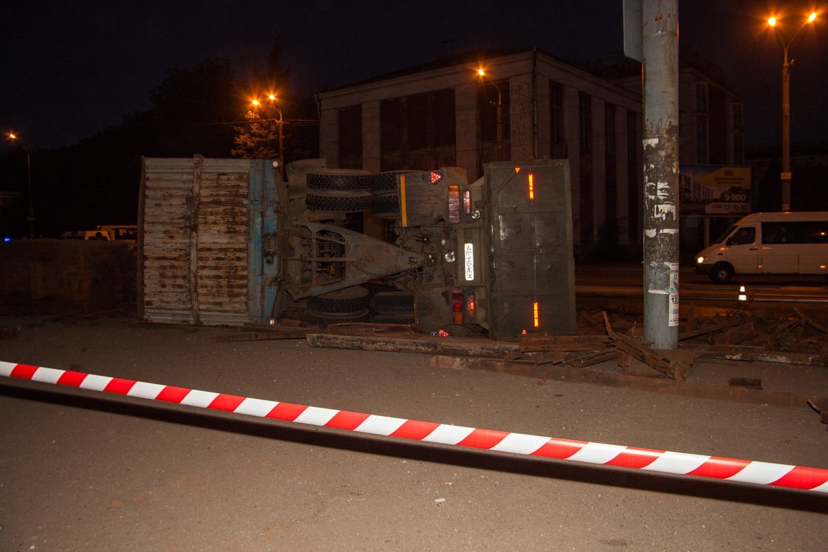 На проспекте Ивана Мазепы перевернулась фура с металлоломом 2