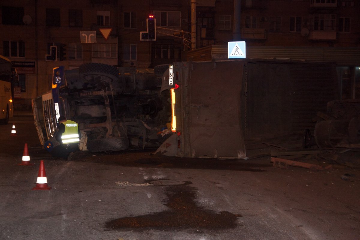 На проспекте Ивана Мазепы перевернулась фура с металлоломом 3