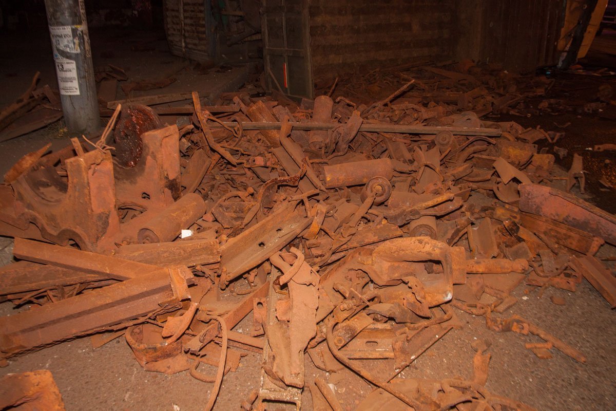 На проспекте Ивана Мазепы перевернулась фура с металлоломом 4