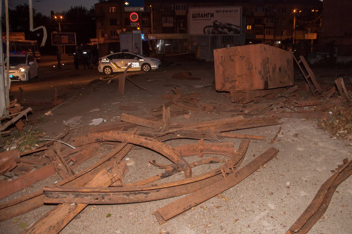 На проспекте Ивана Мазепы перевернулась фура с металлоломом 6