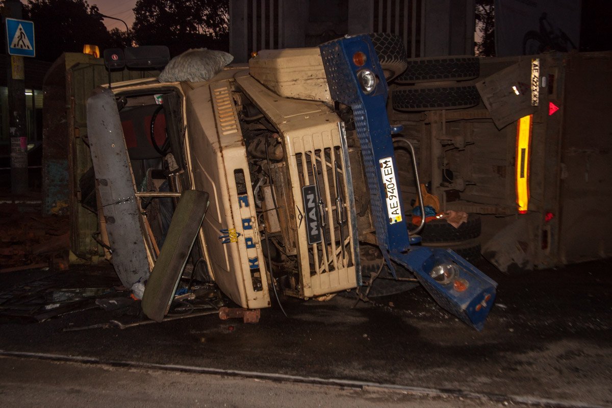 На проспекте Ивана Мазепы перевернулась фура с металлоломом 7