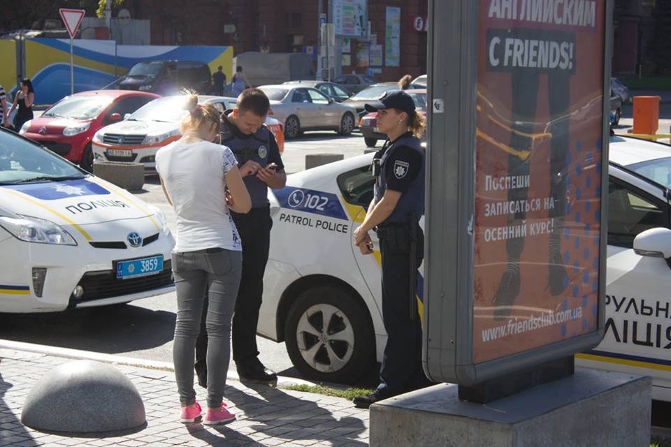 Из-за измены парня девушка пыталась зарезать себя и сброситься с 5 этажа ТЦ Passage 1