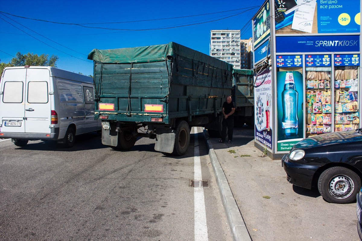 На Малиновского КамАЗ вылетел с дороги и наехал на двух женщин 1