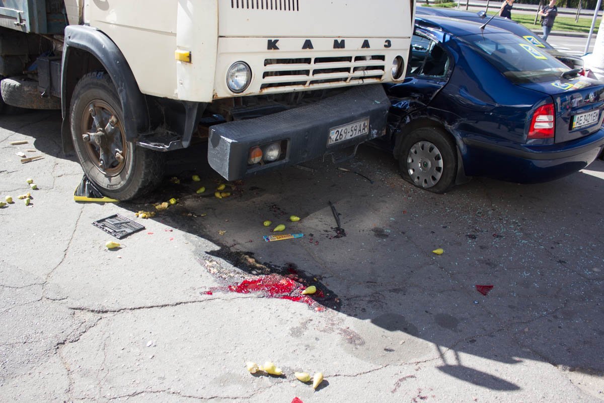 На Малиновского КамАЗ вылетел с дороги и наехал на двух женщин 2