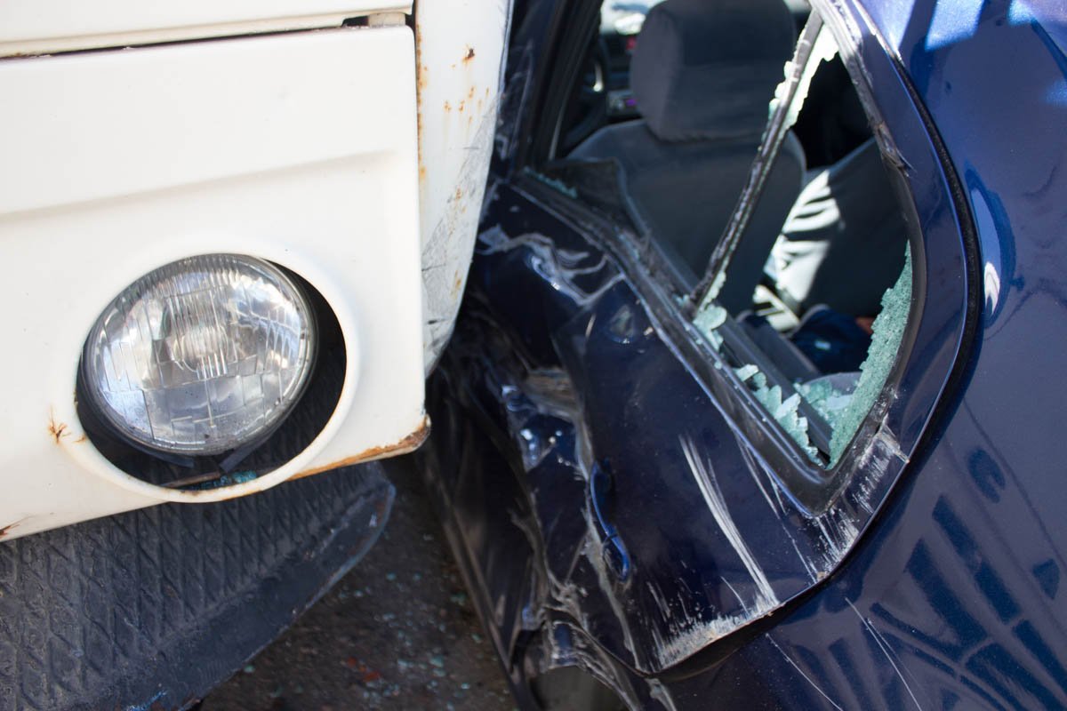 На Малиновского КамАЗ вылетел с дороги и наехал на двух женщин 3