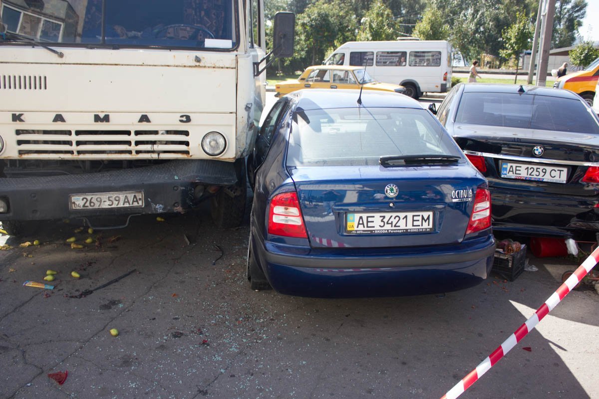 На Малиновского КамАЗ вылетел с дороги и наехал на двух женщин 4