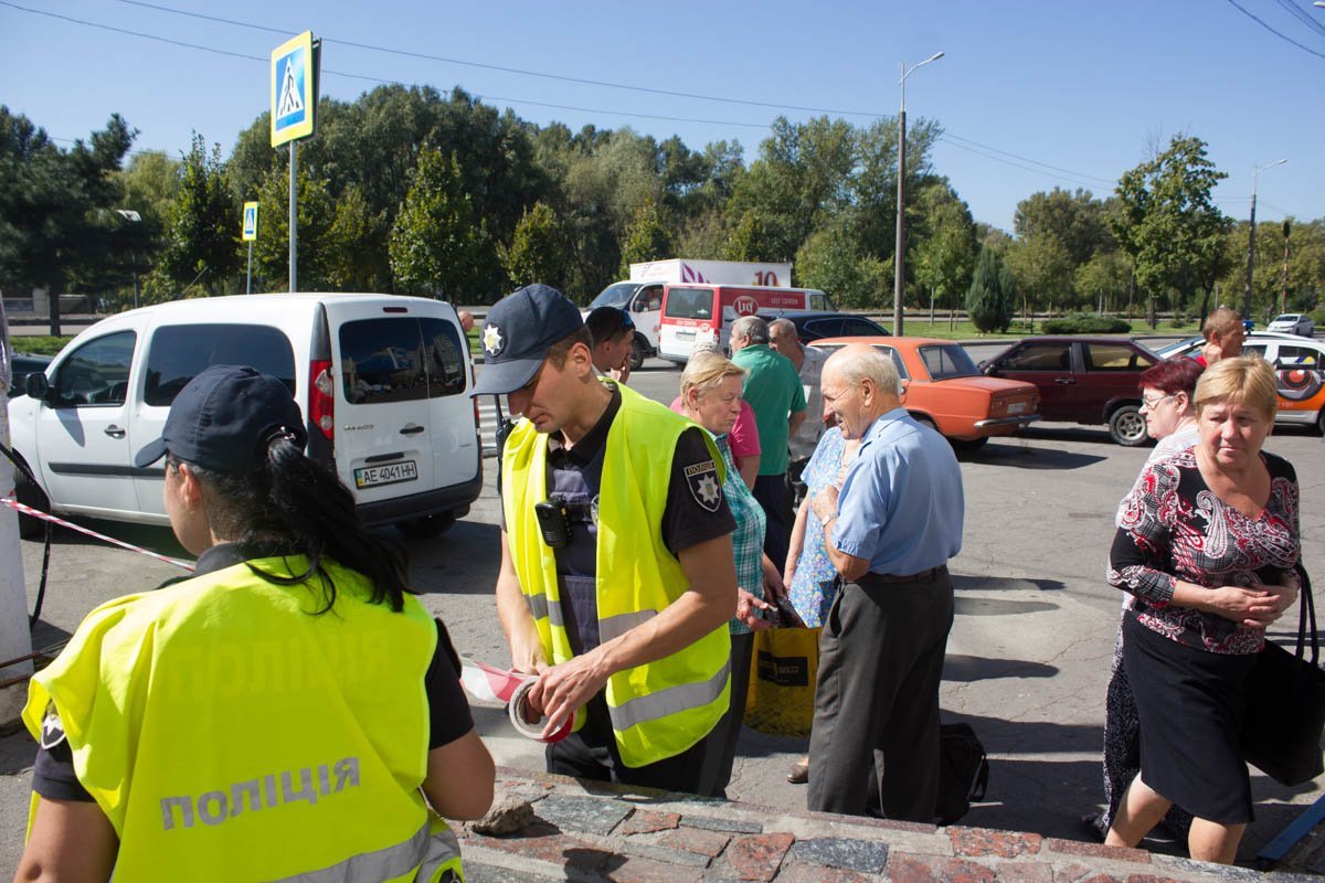 На Малиновского КамАЗ вылетел с дороги и наехал на двух женщин 6