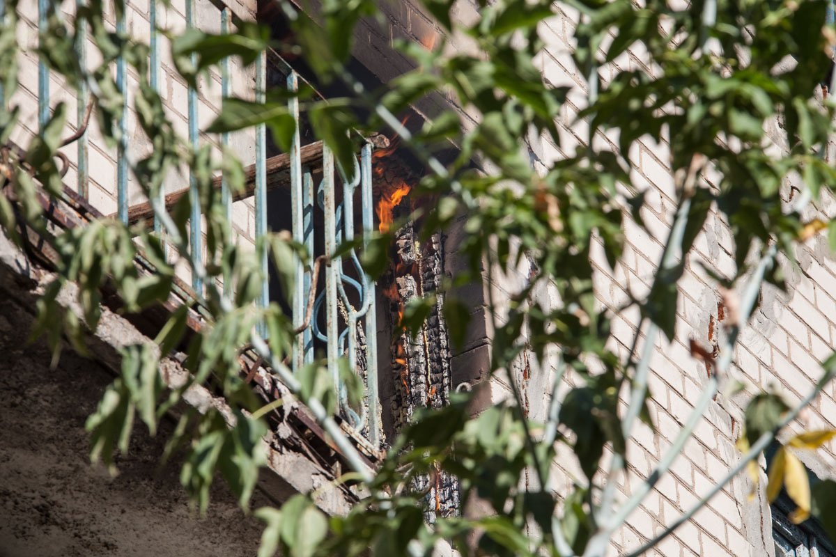 На проспекте Поля из-за поджога мусора загорелась многоэтажка 1