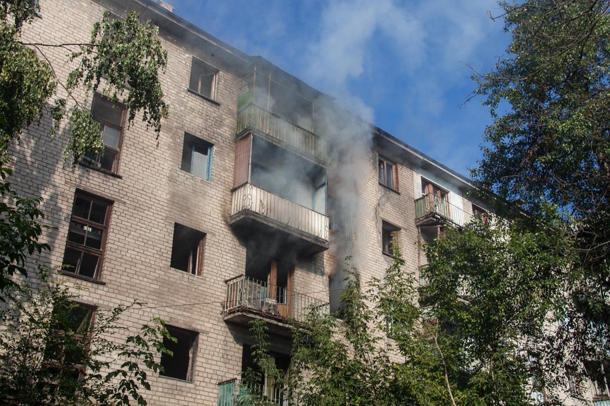 На проспекте Поля из-за поджога мусора загорелась многоэтажка 2