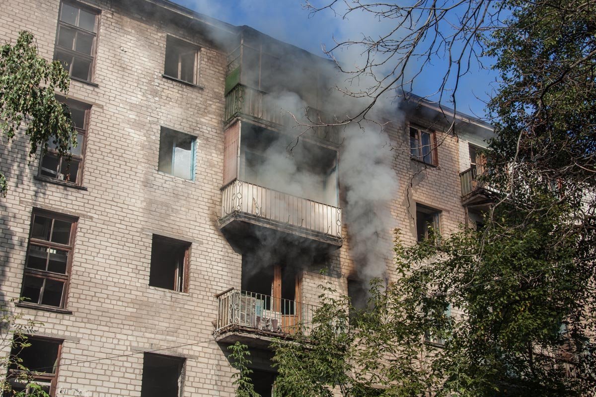 На проспекте Поля из-за поджога мусора загорелась многоэтажка 3