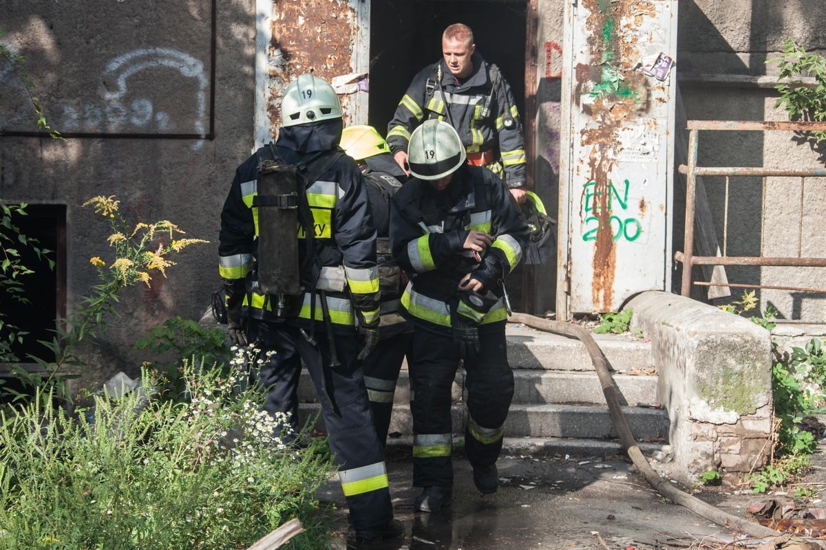 На проспекте Поля из-за поджога мусора загорелась многоэтажка 5