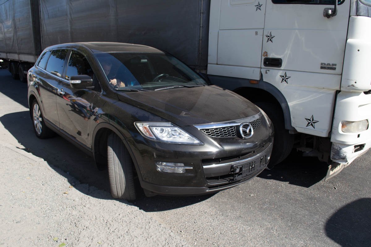 Возле Каравана столкнулись грузовик и Mazda: образовалась большая пробка 1