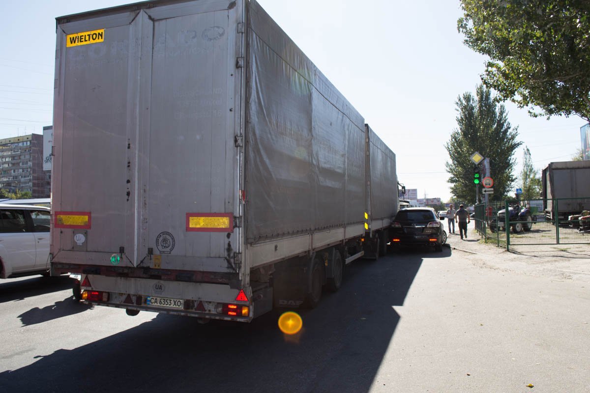 Возле Каравана столкнулись грузовик и Mazda: образовалась большая пробка 2