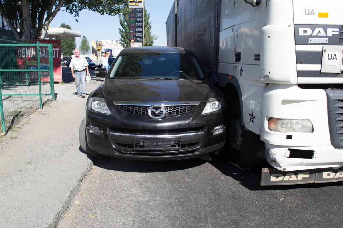 Возле Каравана столкнулись грузовик и Mazda: образовалась большая пробка 3