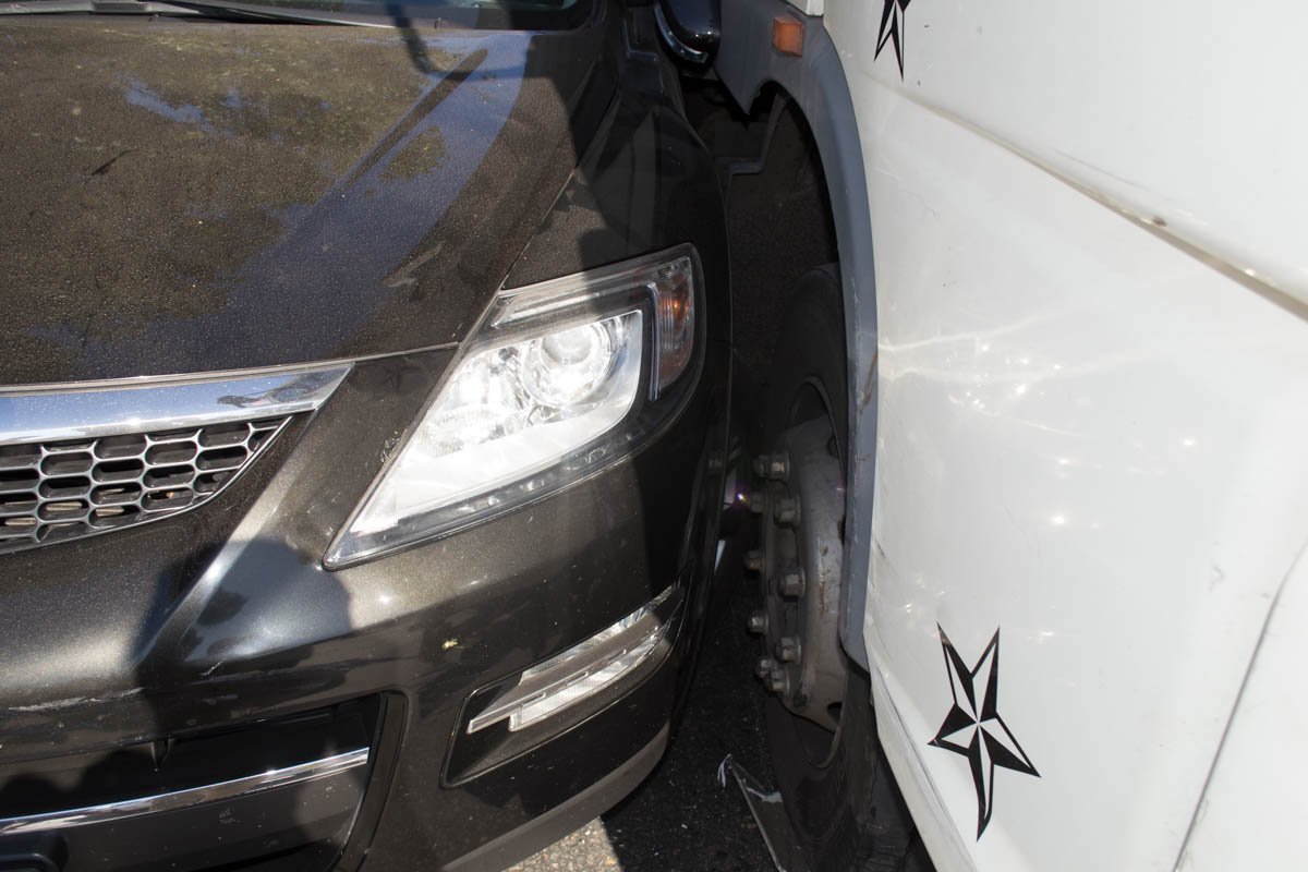 Возле Каравана столкнулись грузовик и Mazda: образовалась большая пробка 4