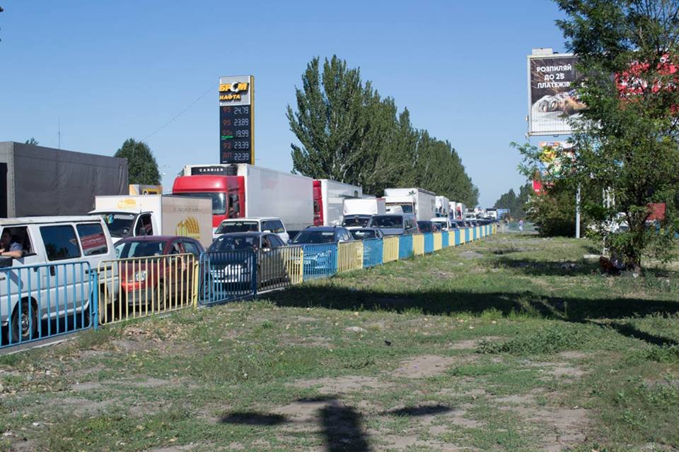 Возле Каравана столкнулись грузовик и Mazda: образовалась большая пробка 5